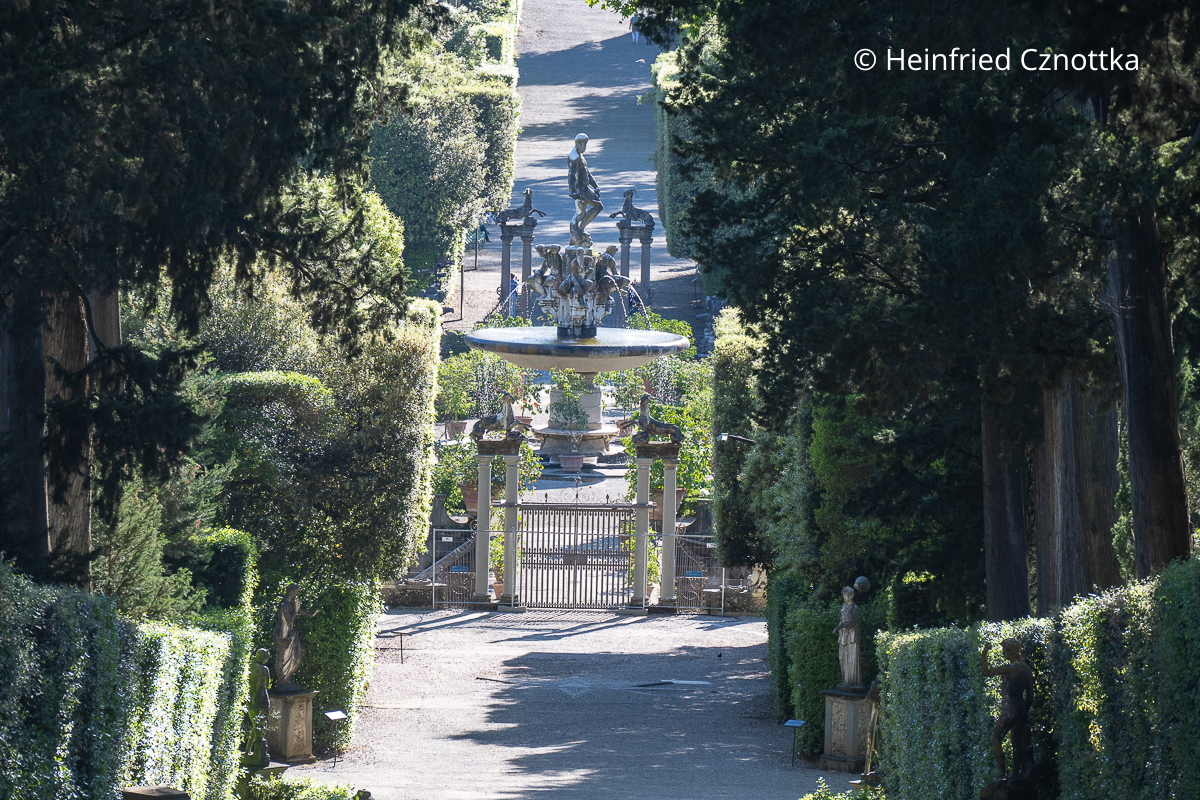 Blick auf den Brunnen des Ozeans (Fontana dell'Oceano) im Giardino di Boboli in Florenz Blick auf den Brunnen des Ozeans (Fontana dell'Oceano) im Giardino di Boboli in Florenz