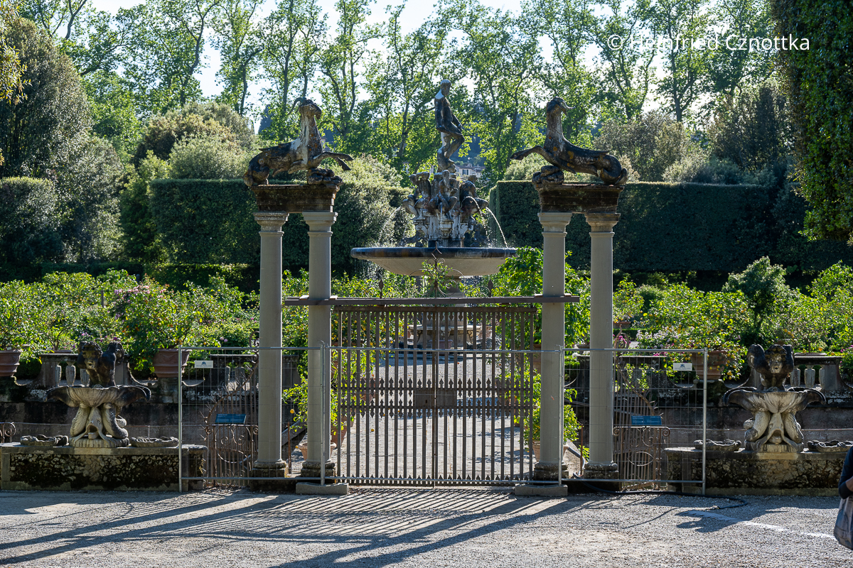 Ein Tor, flankiert von zwei Säulenpaaren, auf denen je ein Steinbock sitzt Ein Tor, flankiert von zwei Säulenpaaren, auf denen je ein Steinbock sitzt