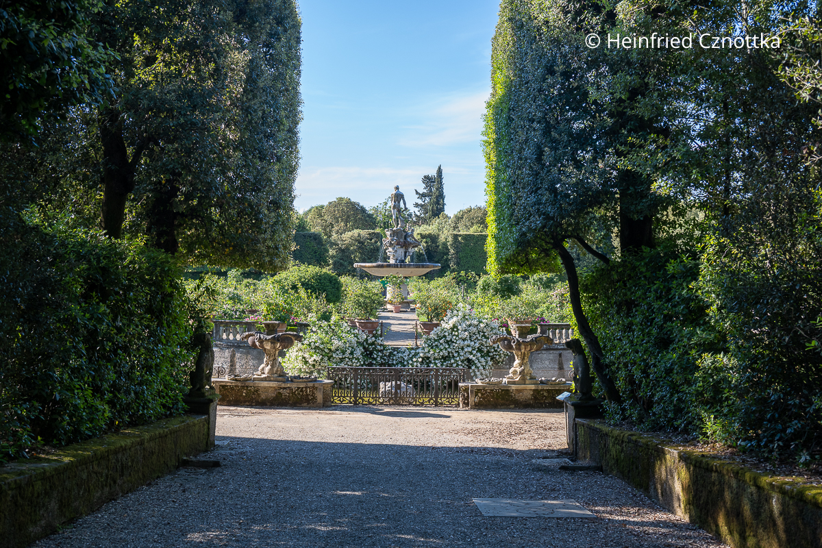 Blick auf den Brunnen des Ozeanus im Giardino di Boboli Blick auf den Brunnen des Ozeanus im Giardino di Boboli am Ende einer von Hecken gerahmten Sichtachse