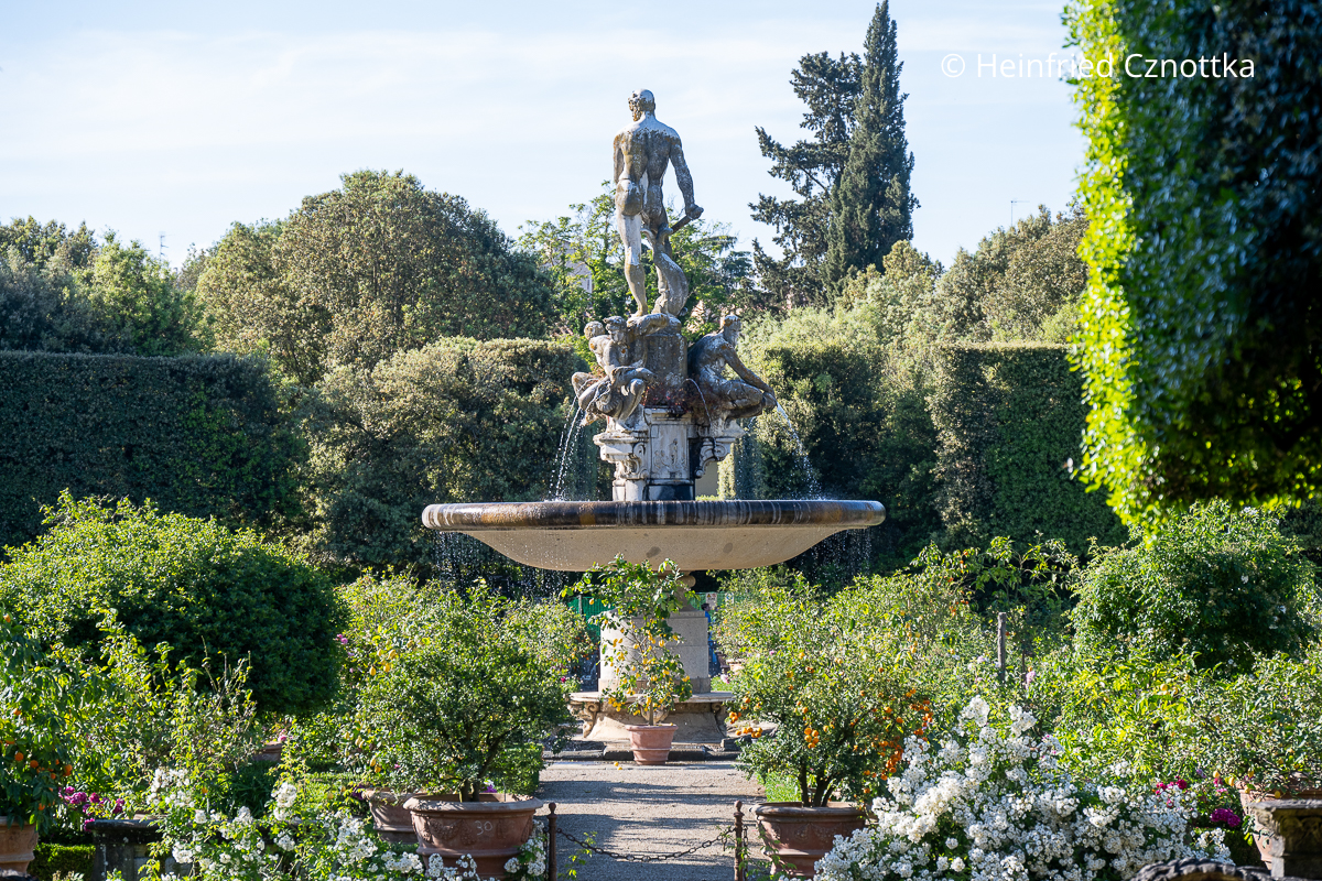 Brunnen des Ozeanus im Giardino di Boboli Brunnen des Ozeanus im Giardino di Boboii mit einer stehenden und zwei sitzenden Figuren