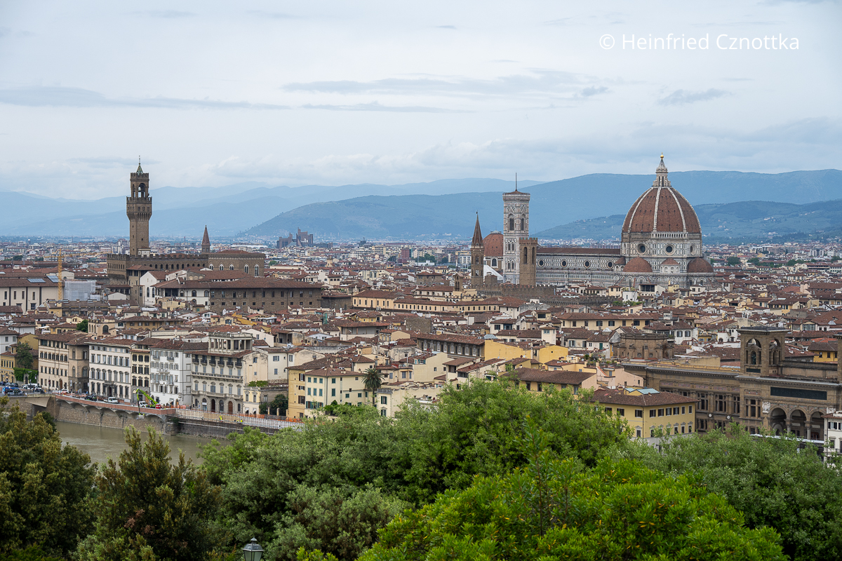 Blick von der Piazzale Michelangelo über Florenz mit Dom und Campanile