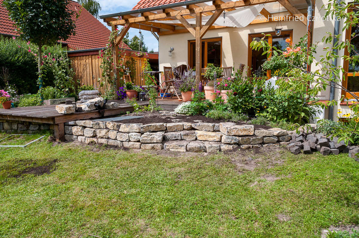 Mauern im Garten: eine kleine Trockenmauer als Beeteinfassung