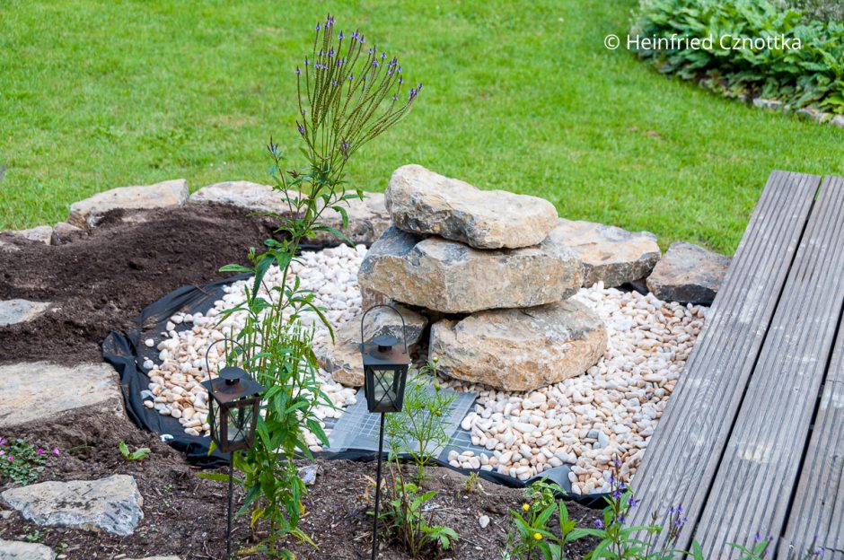 Einen Quellstein aus Natursteinen selbst bauen Einfach Garten