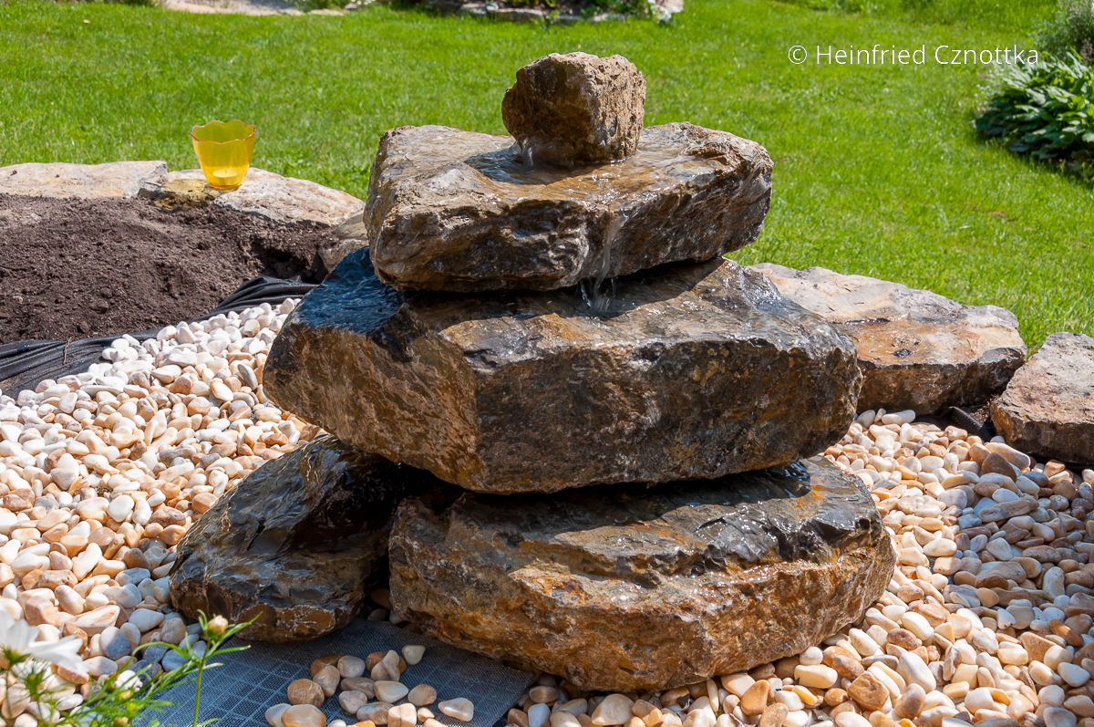 Quellstein selberbauen: ein Sprudelstein aus Naturstein