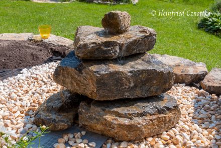 Selbstgebauter Quellstein aus Naturstein