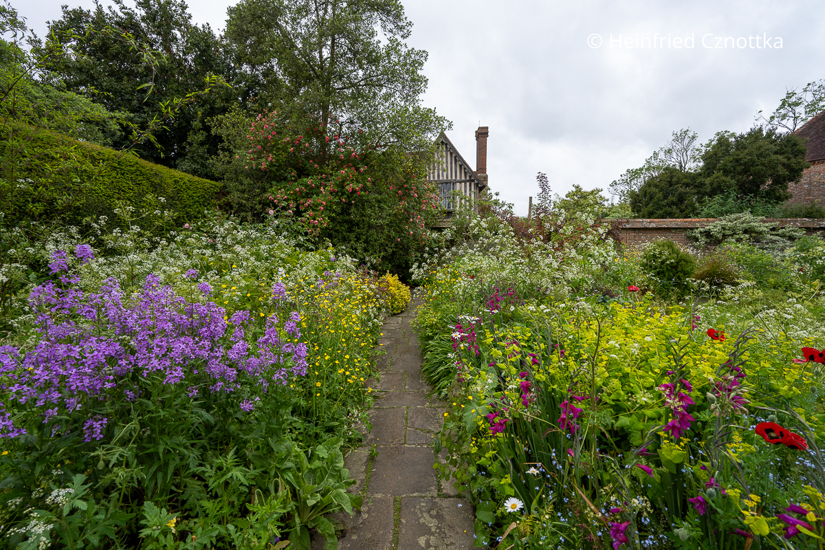 Blütenfülle im Senkgarten von Great Dixter