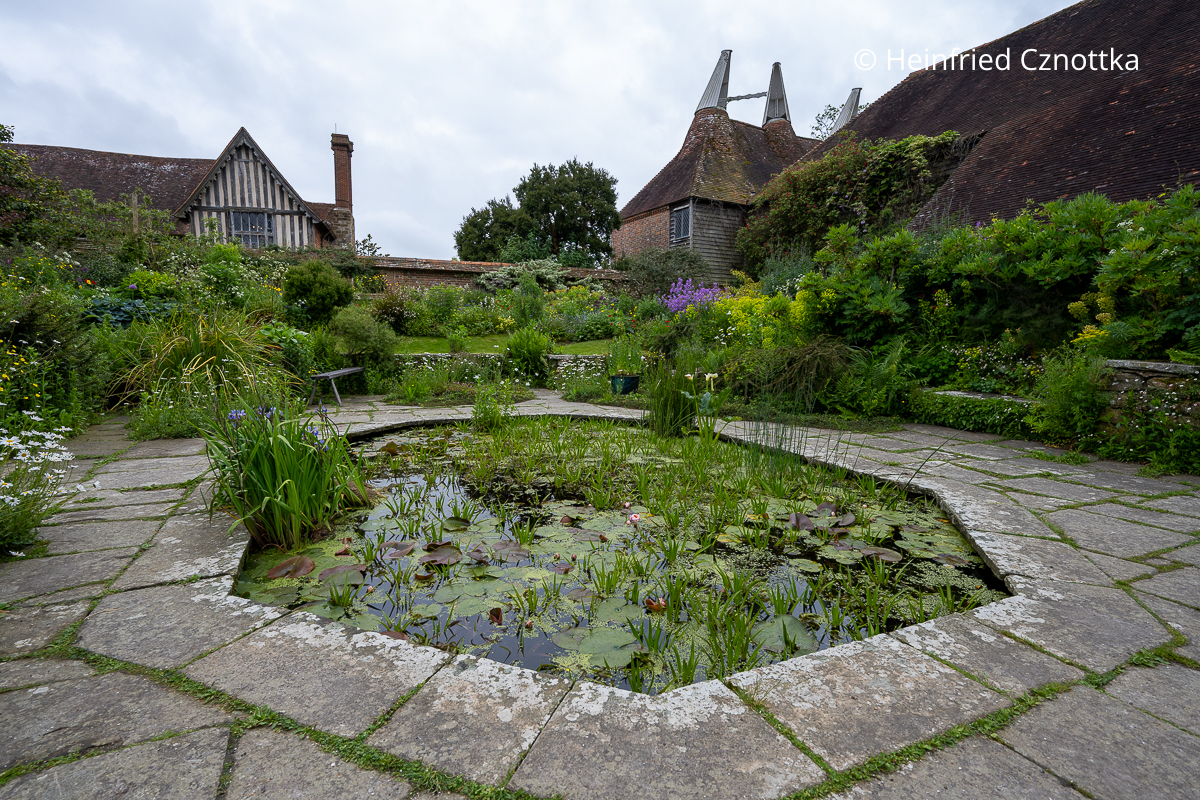 Achteckiges Wasserbecken im Senkgarten von Great Dixter