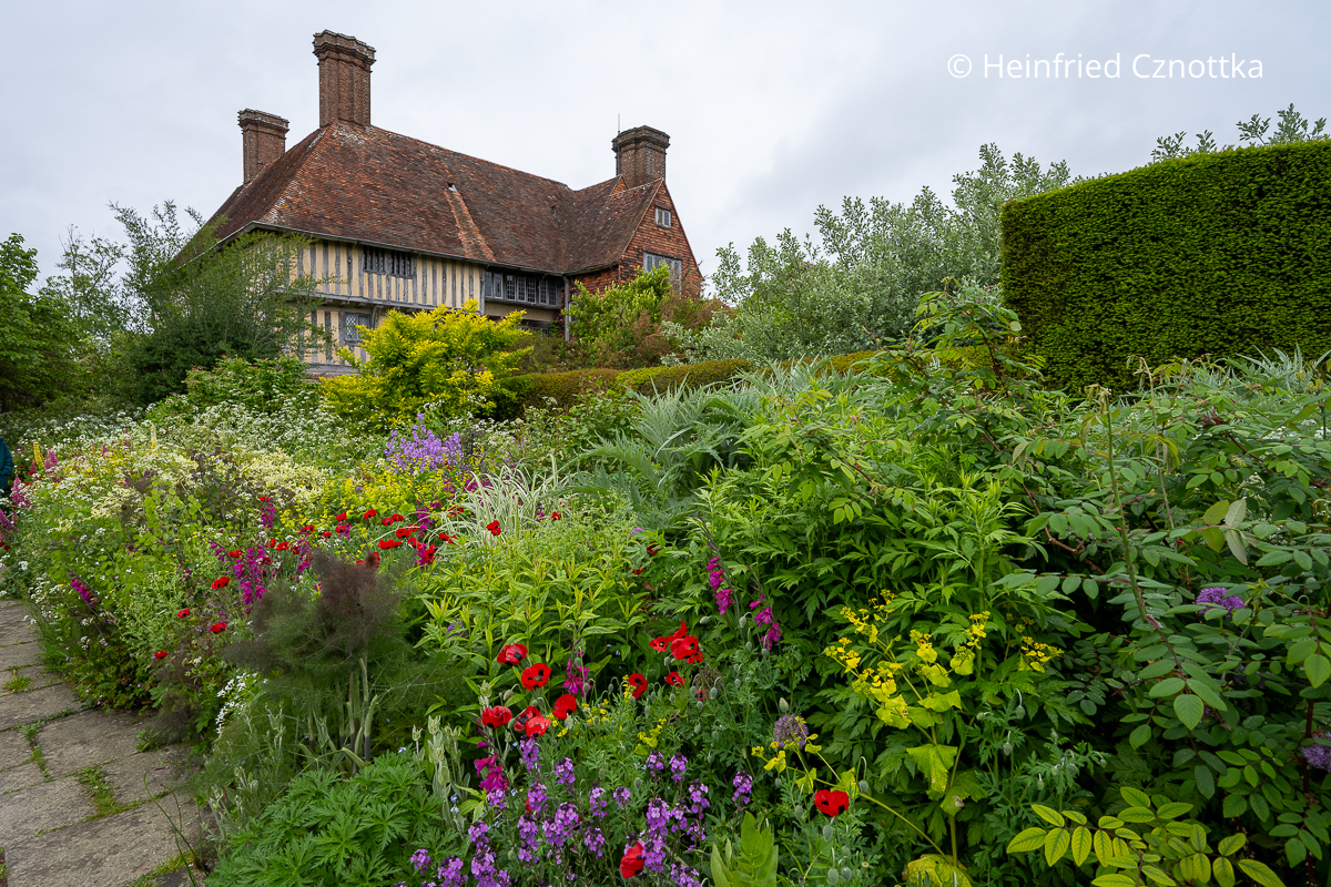 Blick über die Long Border zum Herrenhaus Great Dixter (Great Dixter House & Gardens)