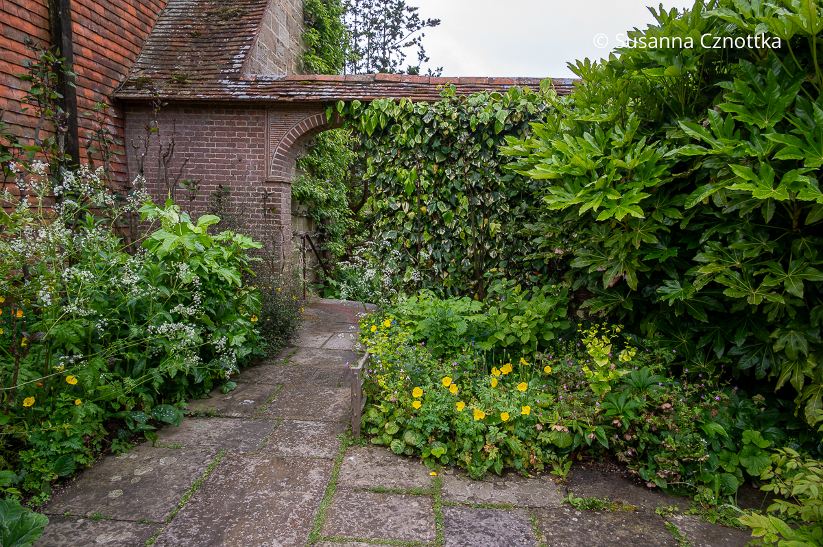 Durchgang vom Wall Garden zum Blauen Garten in Great Dixter