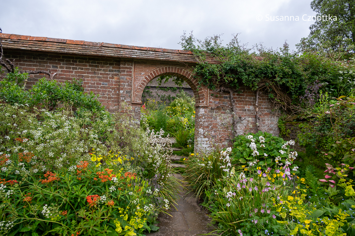 Durchgang in einer Backsteinmauer zwischen Wall Garden und Senkgarten in Great Dixter