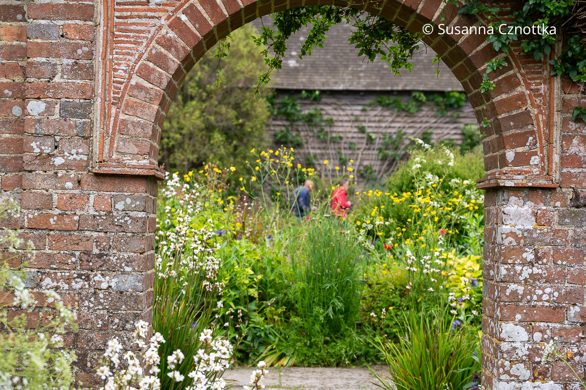 Durchgang zwischen Wall Garden und Senkgarten in Great Dixter