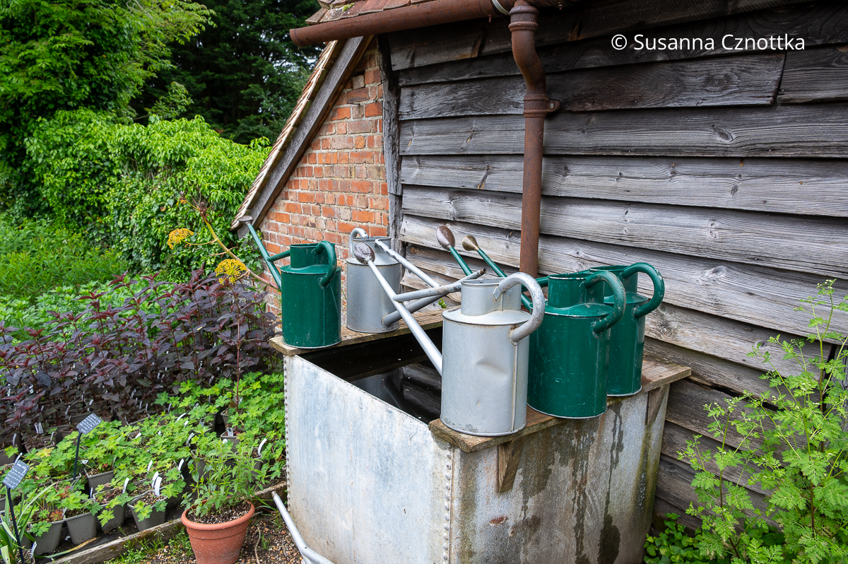Dekorativ: formschöne Gießkannen in Great Dixter (Great Dixter House & Gardens)