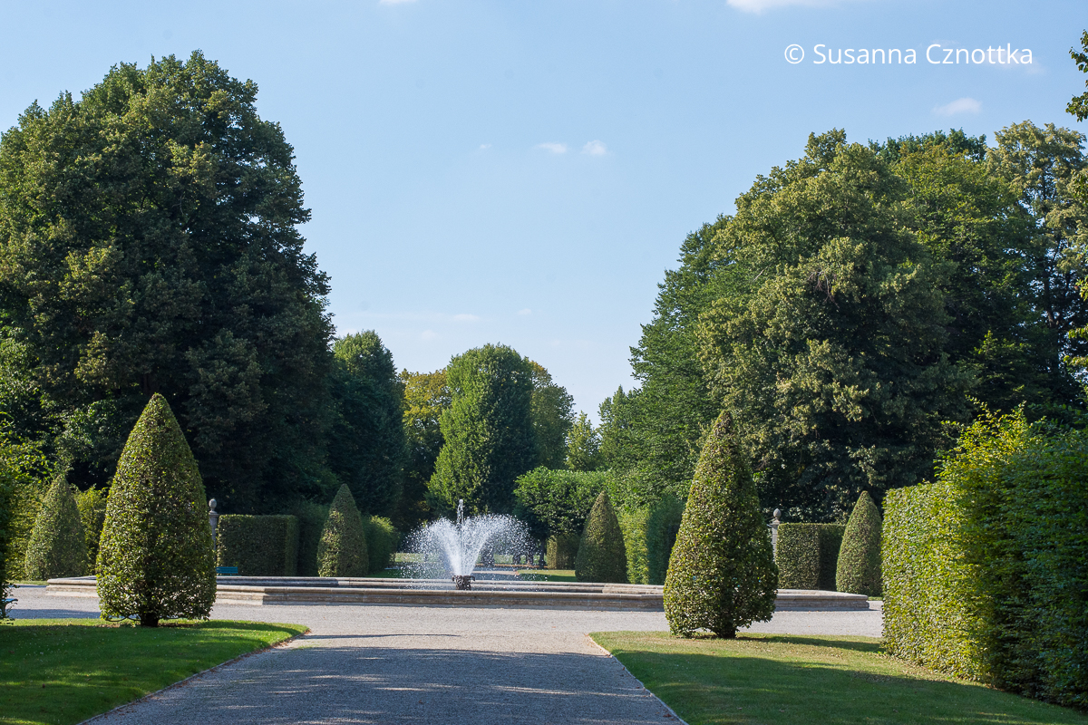 Eine Sichtachse mit einem Springbrunnen im Großen Garten in Hannover Herrenhausen