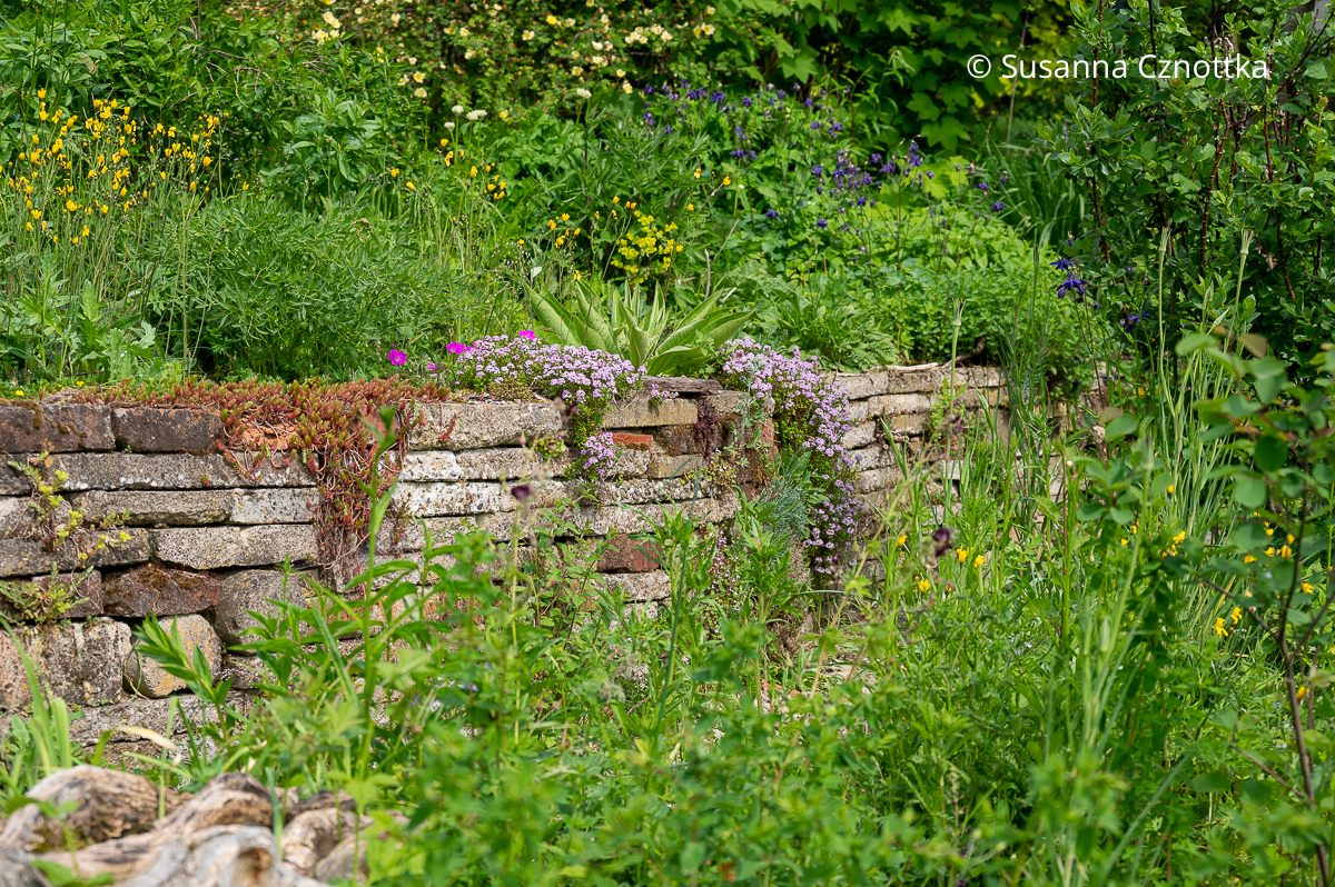 Upcycling im Garten: Mauer aus altem Baumaterial