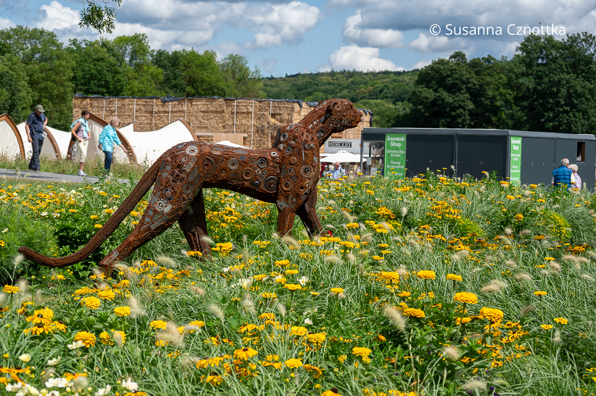 Upcycling im Garten: Skulptur einer Großkatze aus Altmetall