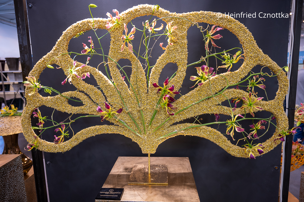 Florale Kunst vom Feinsten: Fächerform in Gold mit wenigen Blüten
