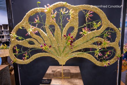 Beeindruckende Floristik auf der IPM (Internationale Pflanzenmesse) Essen: Fächerform in Gold mit wenigen Blüten