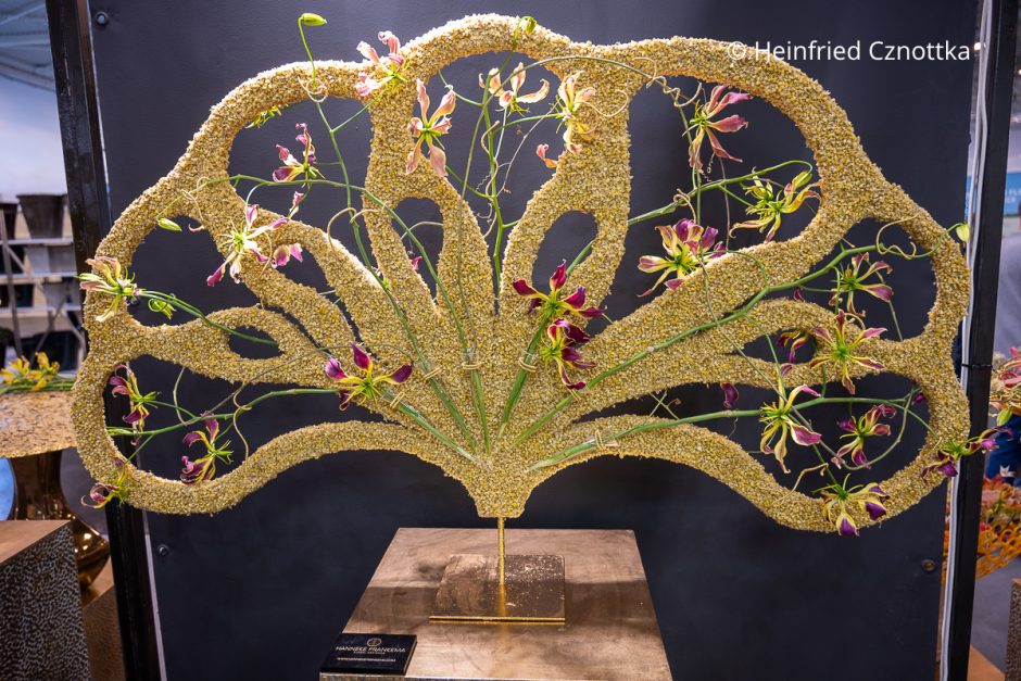 Beeindruckende Floristik auf der IPM (Internationale Pflanzenmesse) Essen: Fächerform in Gold mit wenigen Blüten