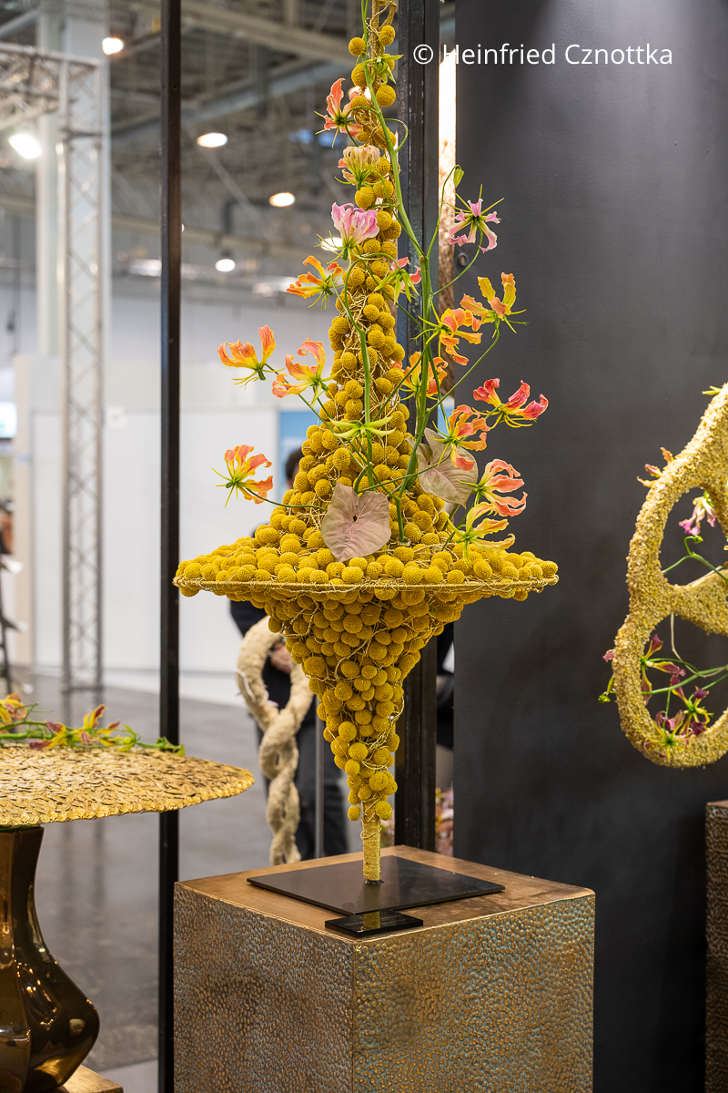 Besondere Form: florales Objekt mit Blüten des Trommelstöckchens (Craspedia)