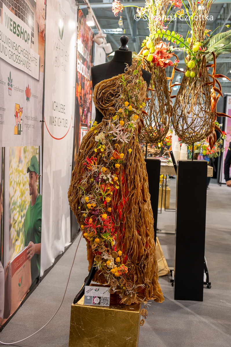 Florales Werkstück: ein Kleid mit einer Girlande aus Blüten