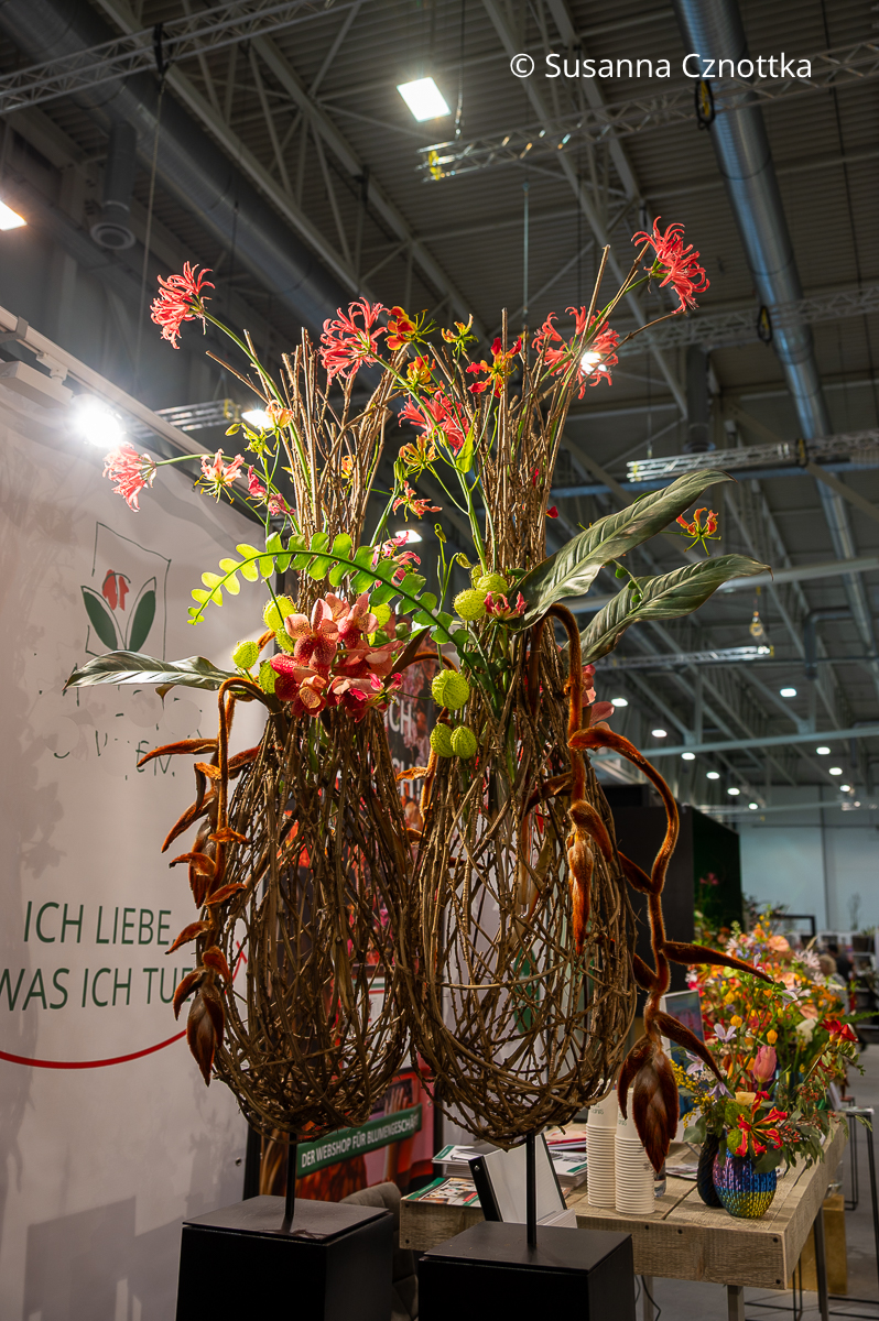 Florales Werkstück: Tropfenform mit blumiger Füllung