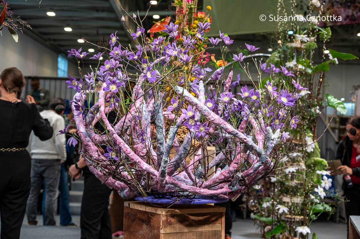 Floristisches Werkstück in Pastelltönen mit Clematisblüten auf der IPM Essen