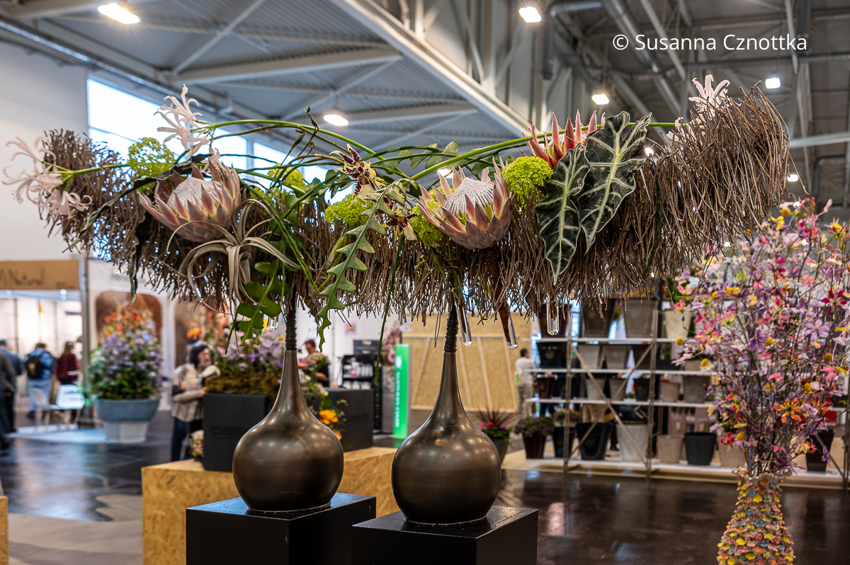 Opulentes floristisches Werkstück mit zwei Vasen