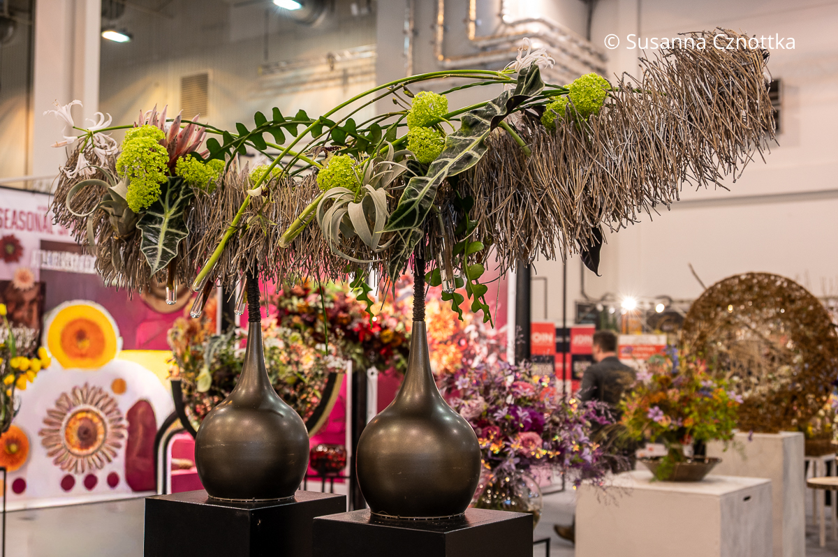 Opulentes floristisches Werkstück mit zwei Vasen auf der IPM Essen 2026