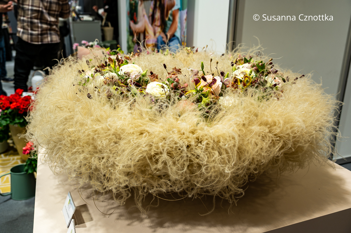 Romantischer Kranz aus fluffigem Federgras