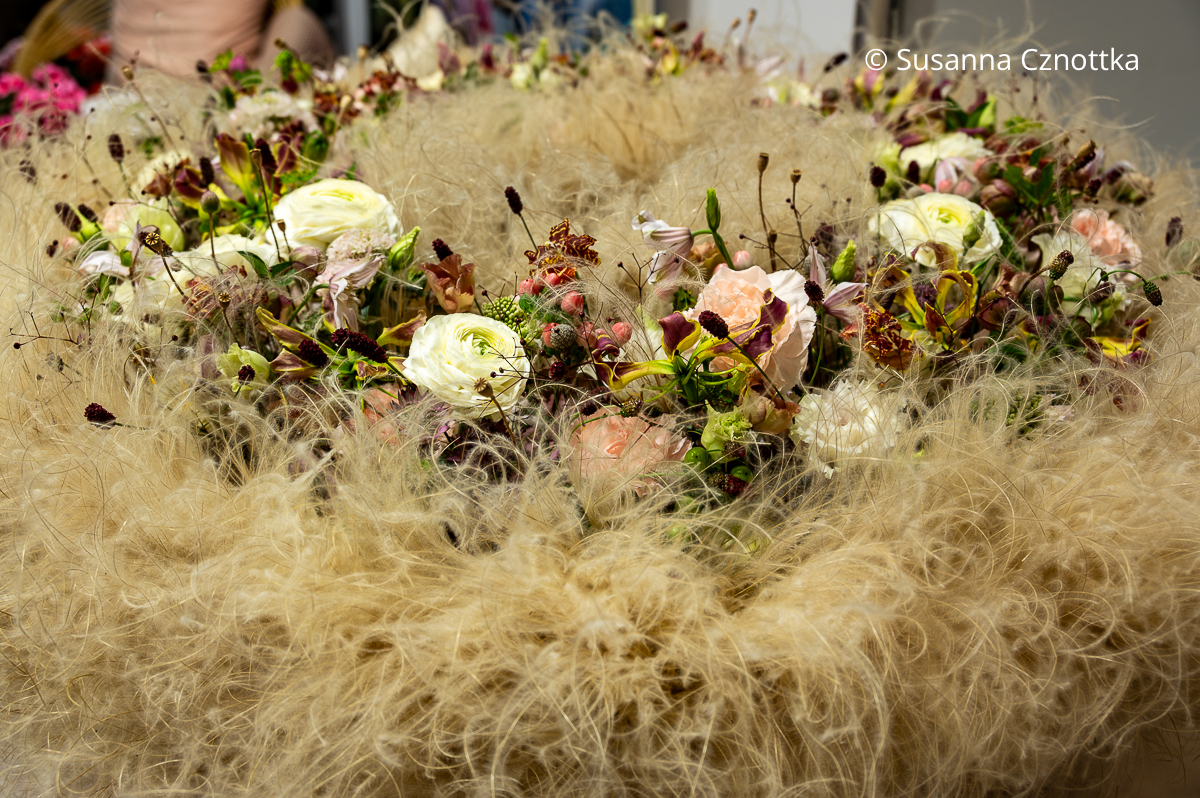 Detail eines romantischen Kranzes aus fluffigem Federgras