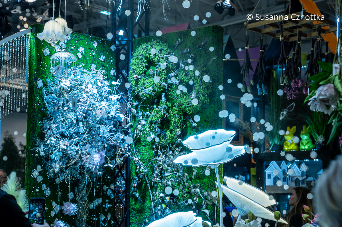 Mystische Stimmung mit nebelgefüllten Seifenblasen an einem Messestand