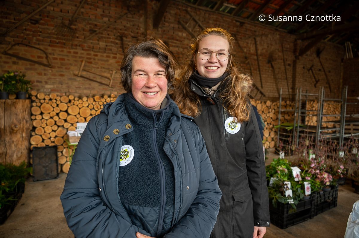 Die Alpenpflanzen-Züchterin Cathy Portier und ihre Tochter Justine