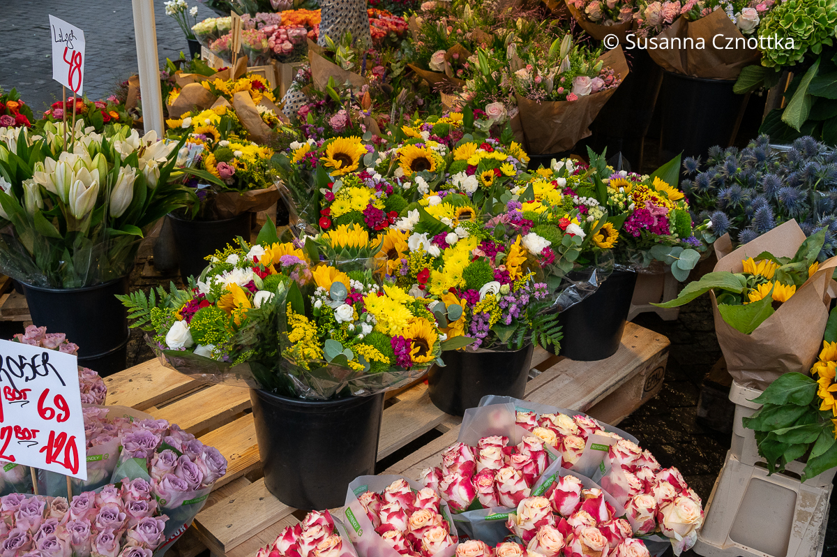 Bunte Sträuße mit Sonnenblumen (Wochenmarkt in Kopenhagen)