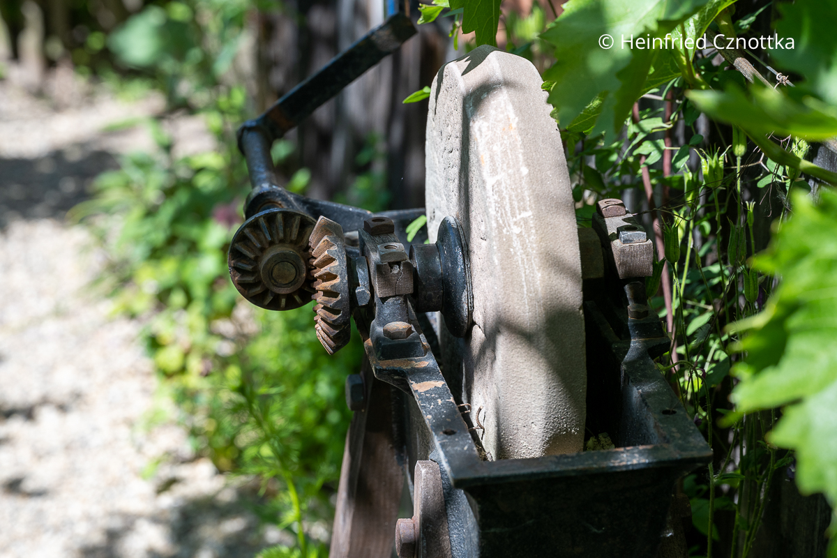 Gartendeko: eine alte noch funktionstüchtige Schleifmaschine