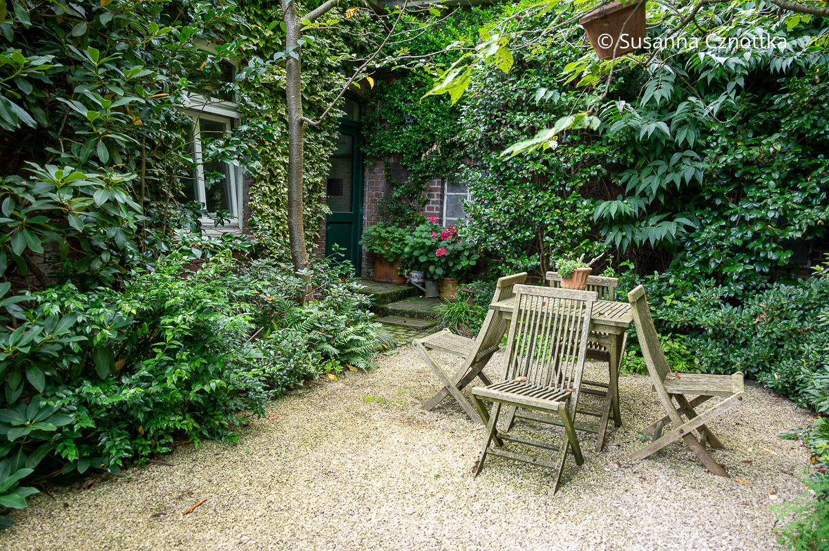 Sitzplatz im Garten: ein schattiger Gartenhof