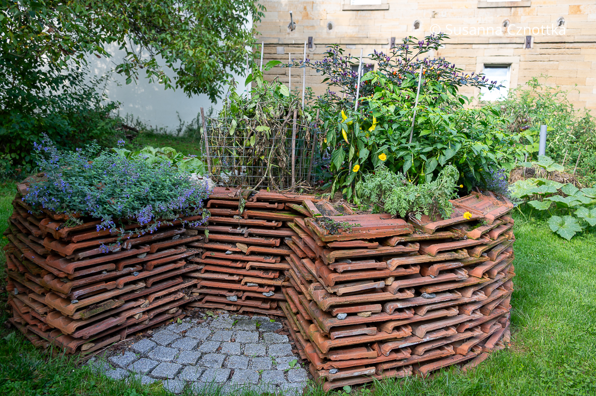 Naturnah gärtnern: Das Schlüssellochhochbeet düngt sich selbst. Naturnah gärtnern: Das Schlüssellochhochbeet düngt sich selbst.