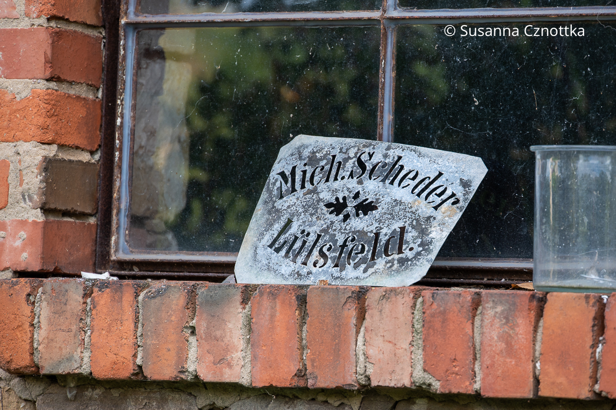 Eine alte Schablone zum Beschriften von Säcken in der Landwirtschaft Eine alte Schablone zum Beschriften von Säcken in der Landwirtschaft