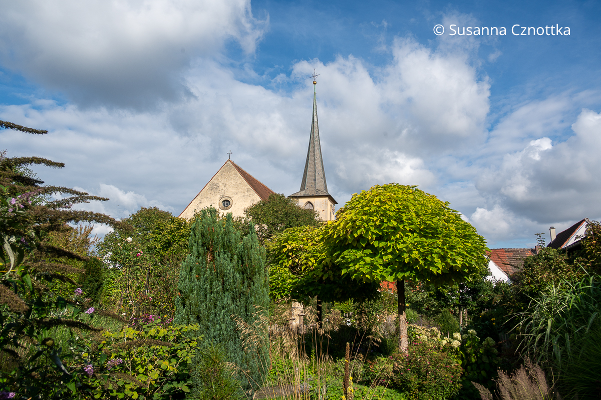 Geborgte Aussicht: die Kirche direkt neben dem Garten Geborgte Aussicht: die Kirche direkt neben dem Garten