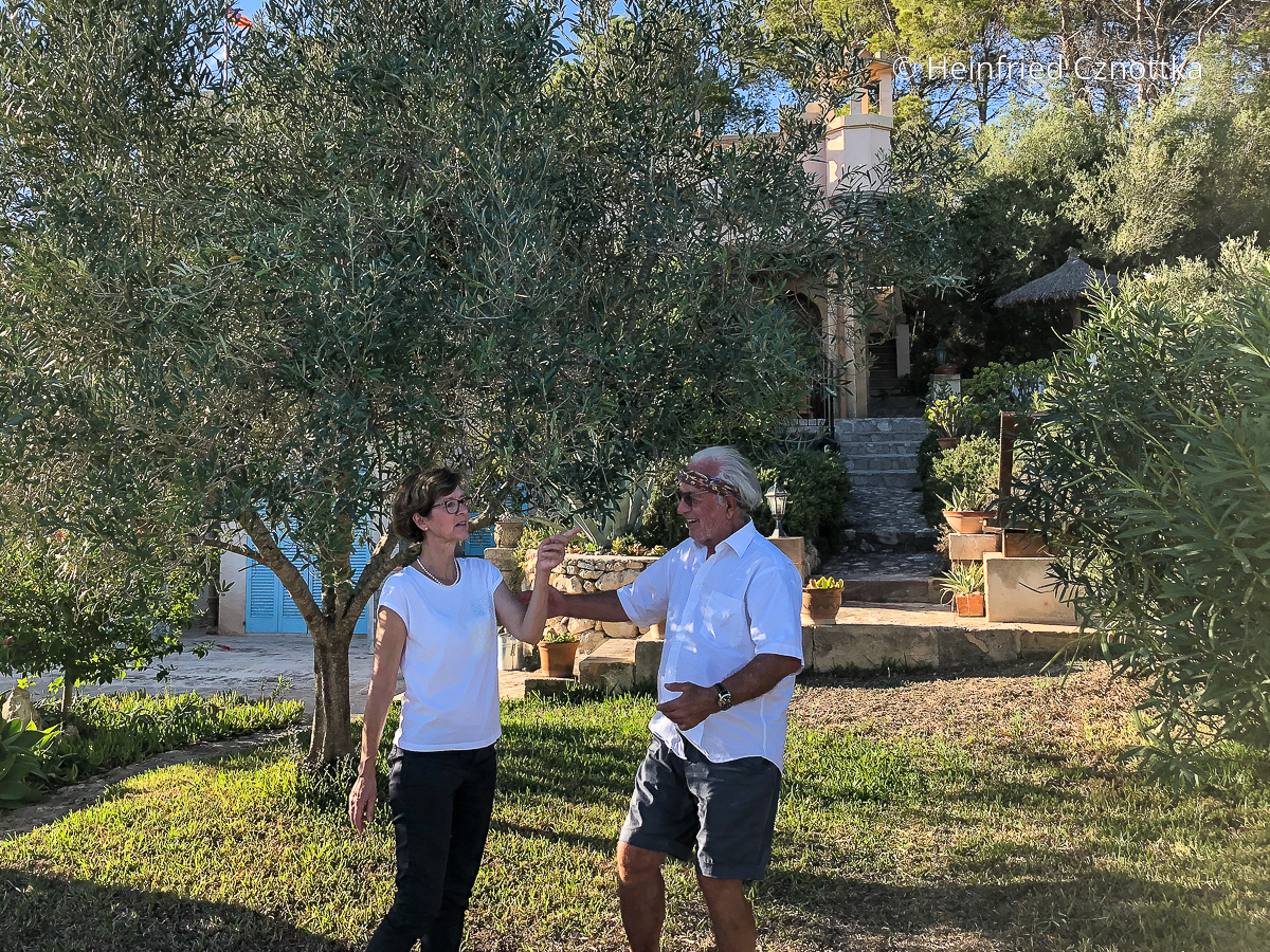 Fred Strasser zeigt Susanna Cznottka seinen Olivenhain