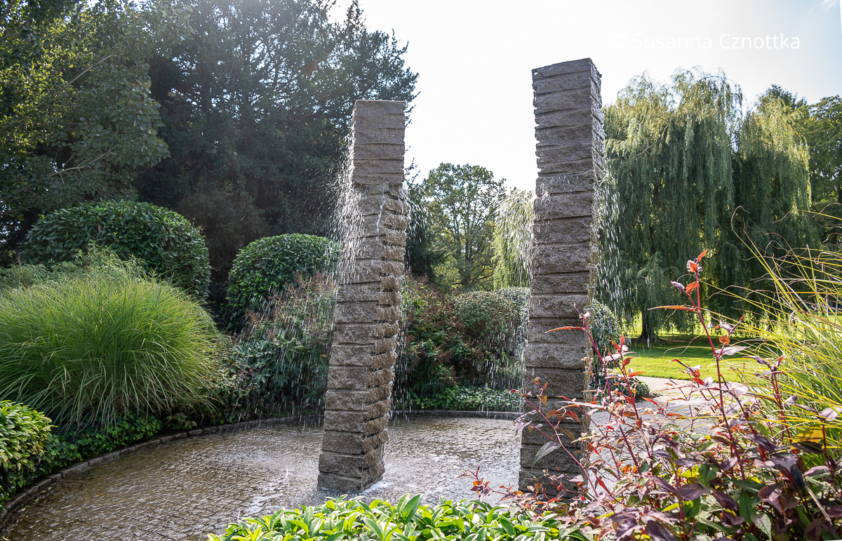 Steine "tanzen" durch Wasserkraft: Granitskulptur "Tanzende Steine" des Bildhauers Christian Tobin Steine "tanzen" durch Wasserkraft: Granitskulptur "Tanzende Steine" des Bildhauers Christian Tobin