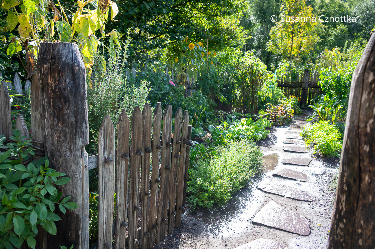 Ein offenes Tor zu einem kleinen Bauerngarten