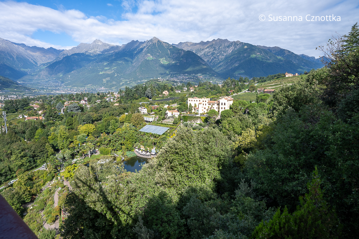 Blick über die Gärten von Trauttmansdorff vom Aussichtspunkt Matteo Thun'scher Gucker