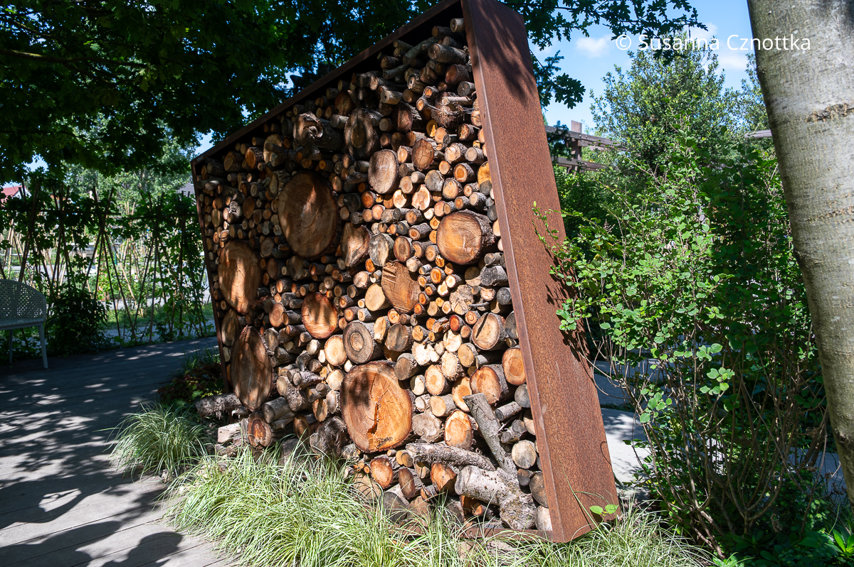 Hingucker und Sichtschutz im Garten: ein asymmetrisches Holzlager Hingucker und Sichtschutz im Garten: ein asymmetrisches Holzlager aus Cortenstahl