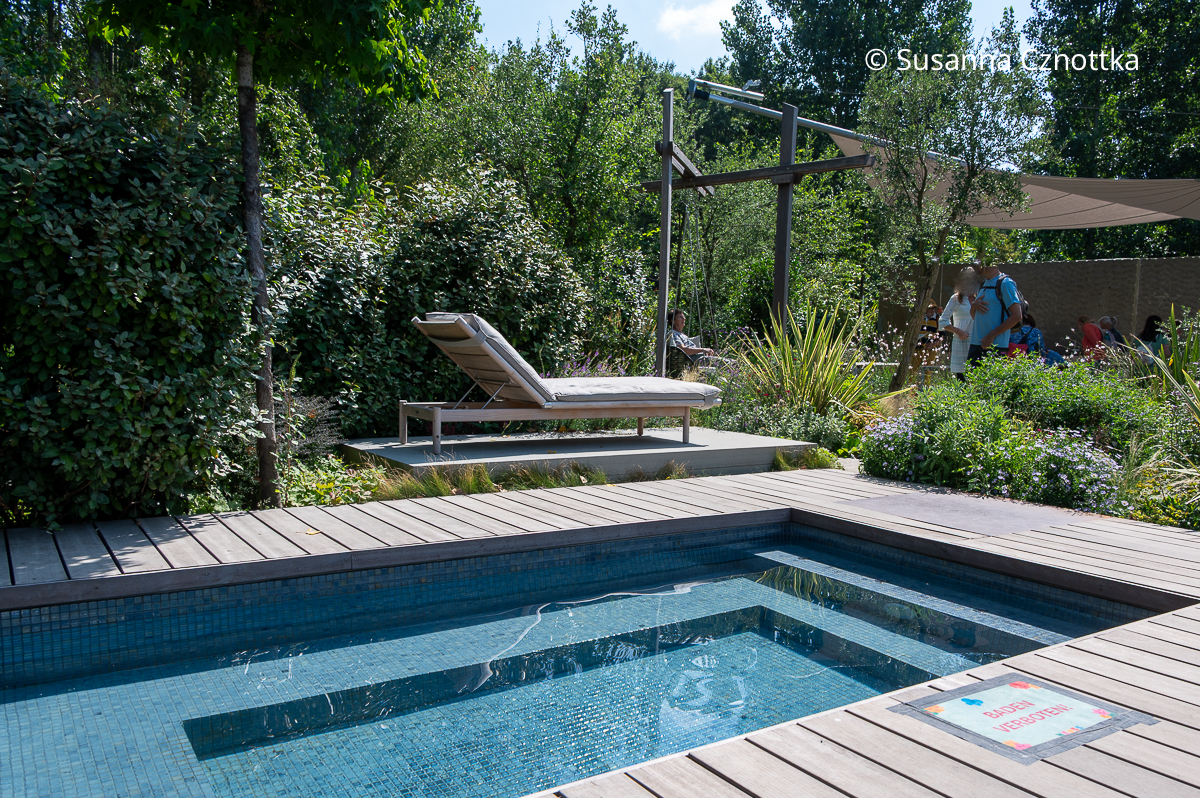 Ein kleiner Pool im Garten Ein kleiner Pool im Garten