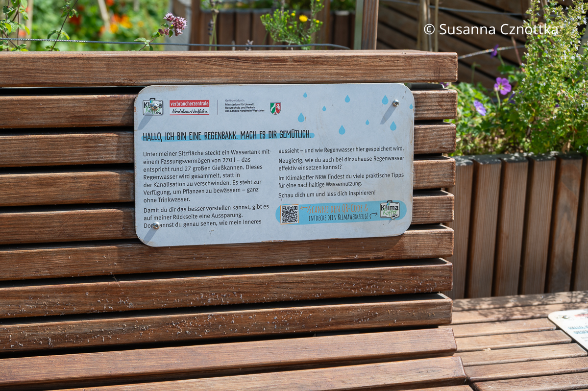 Ein Schild mit der Beschreibung der Wassermenge, die eine "Regenbank" speichern kann Ein Schild mit der Beschreibung der Wassermenge, die eine "Regenbank" speichern kann