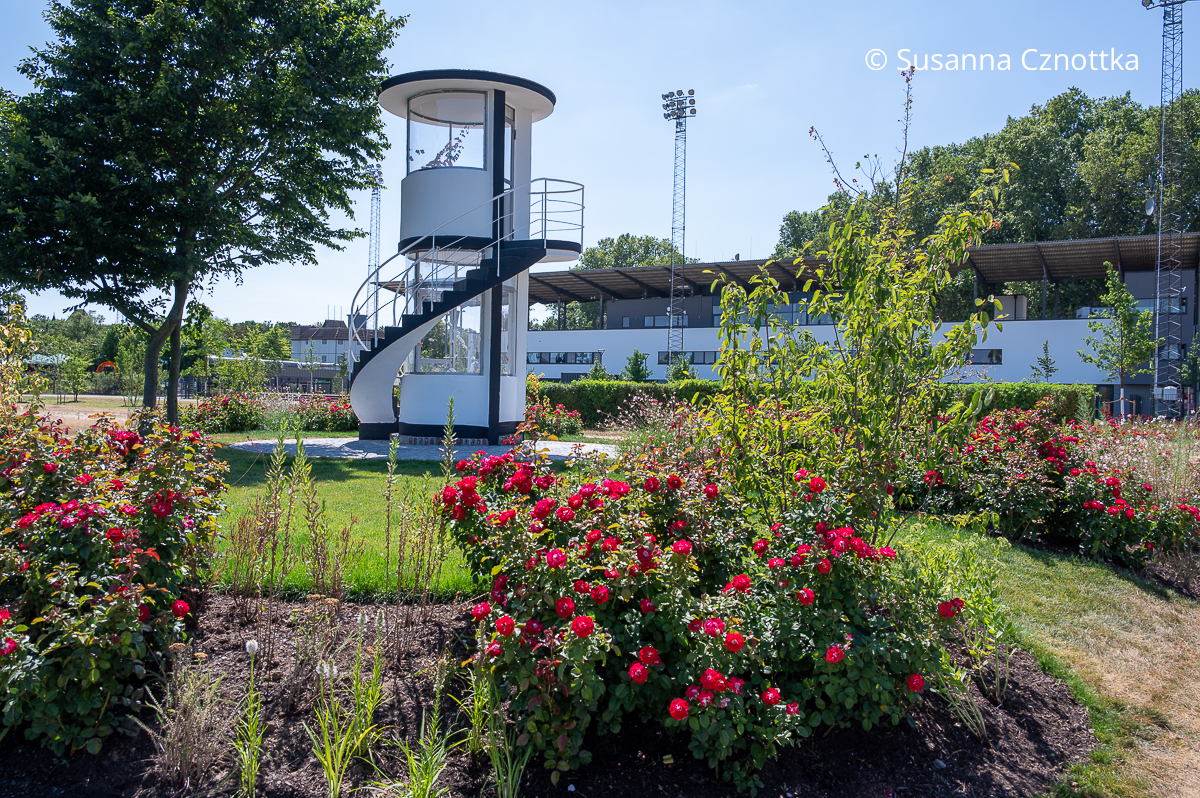 Ein Richterturm an der ehemaligen Galopprennbahn in Neuss Ein weißer Turm mit einer runden Außentreppe