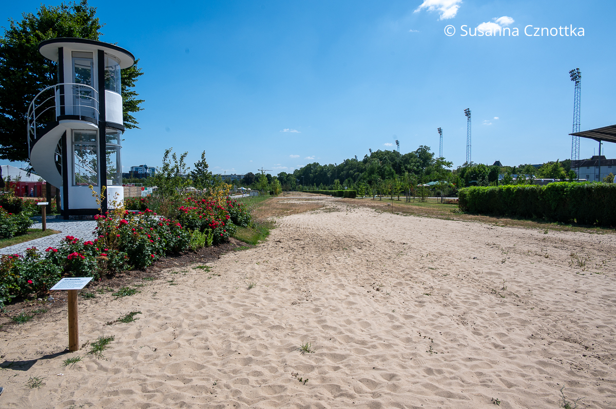 Die Sandbahn der ehemaligen Galopprennbahn von Neuss Die Sandbahn und ein Richterturm der ehemaligen Galopprennbahn von Neuss