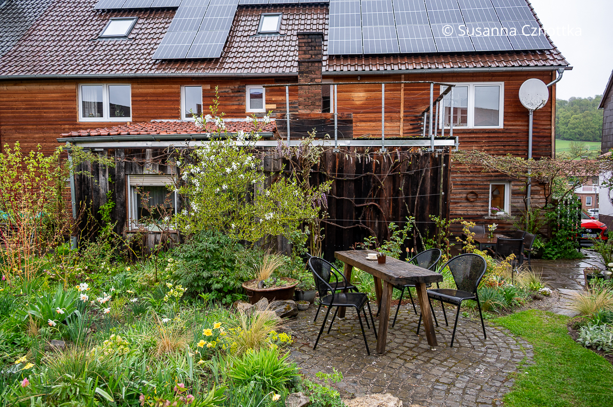 Eine kleine Sitzgruppe mitten im Garten