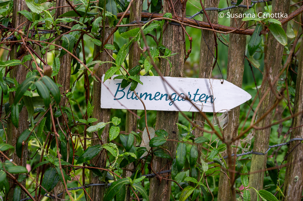 Wegweiser zum Blumengarten im Garten von Jenny Adam