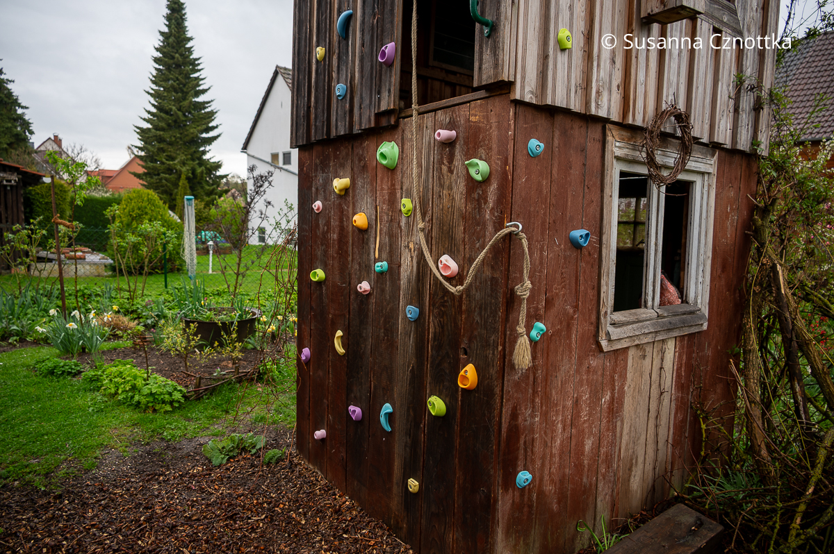 Spielhaus mit Kletterwand